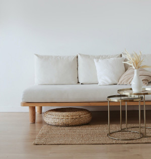 Sofa bernuansa putih yang bagus untuk interior ruang tamu Anda