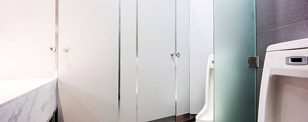 Kubikel toilet kaca. Sumber: istockphoto.com