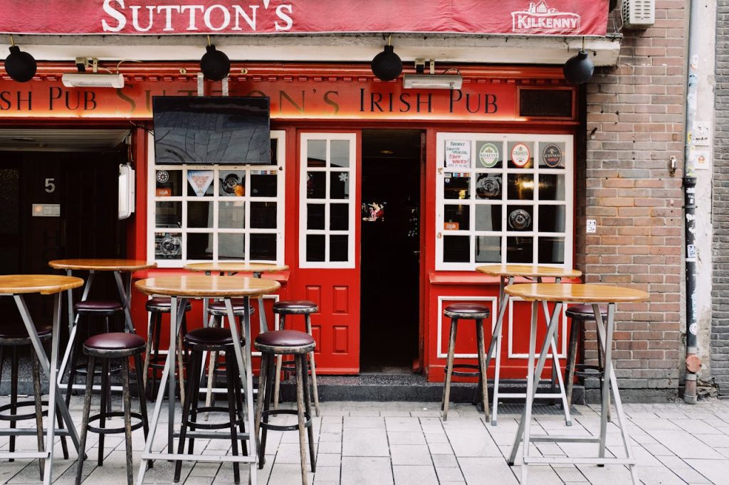Cafe outdoor. Sumber: pexels.com