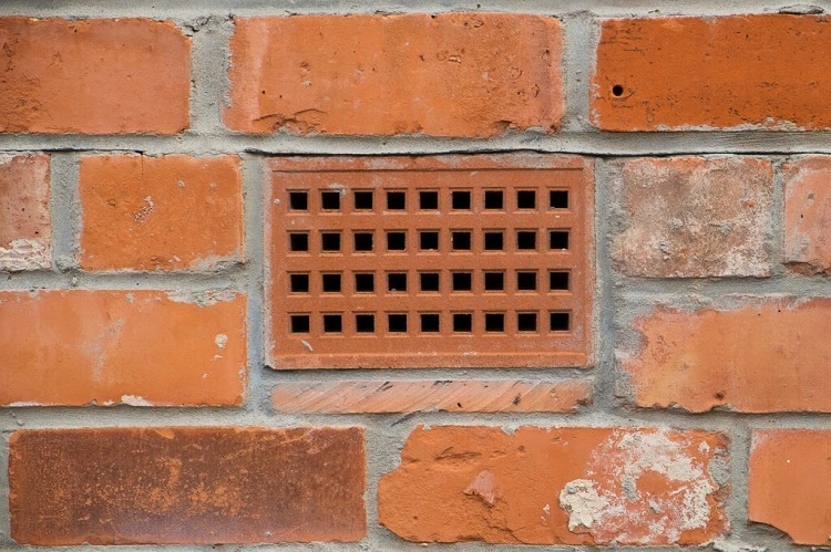 Contoh ventilasi dinding sederhana, Sumber: modularclayproducts.co.uk