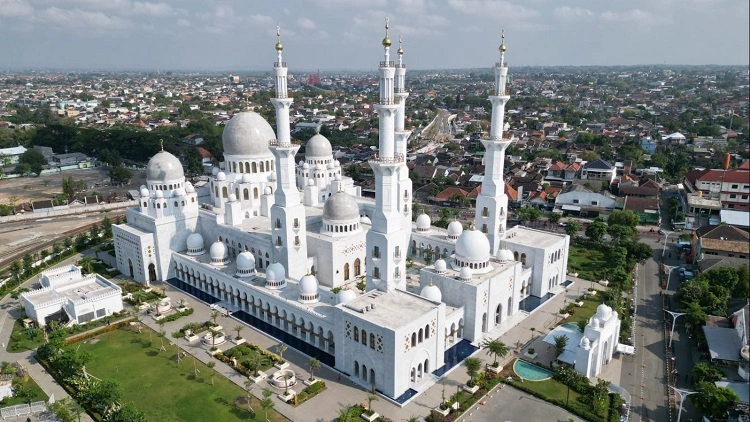 Megahnya Masjid Syekh Zayed Solo, Sumber: kemenag.go.id